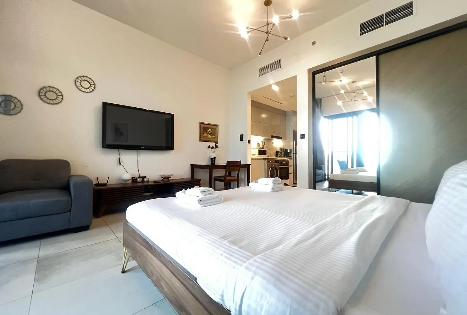 Spacious Apartment At Business Bay Canal L 10 Minutes To Dubai Mall L Burj Khalifa L Downtown